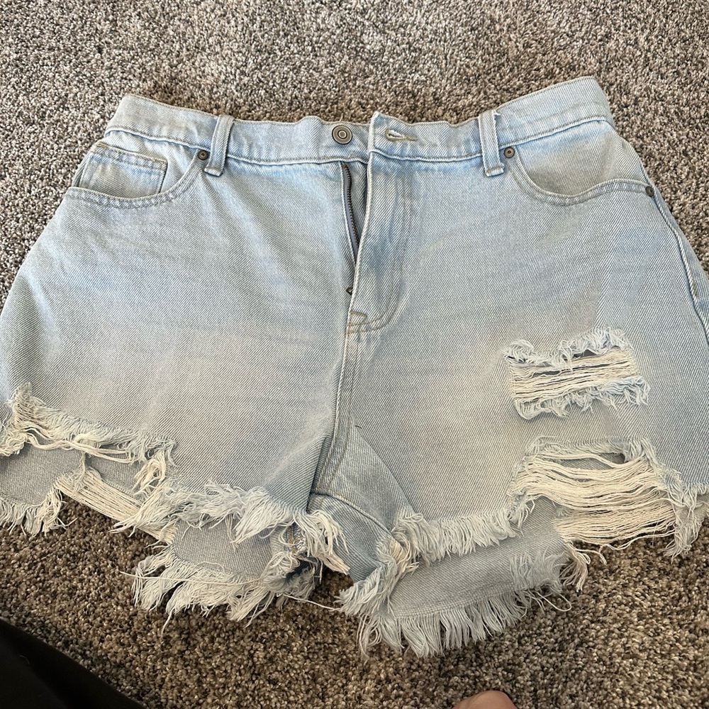 Distressed Jean shorts - Picture 2 of 4